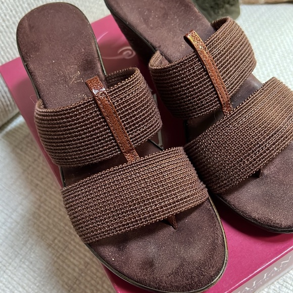 Italian Shoemakers, Size 8.5, Brown Wavy Style Wedge Sandal - Picture 2 of 5